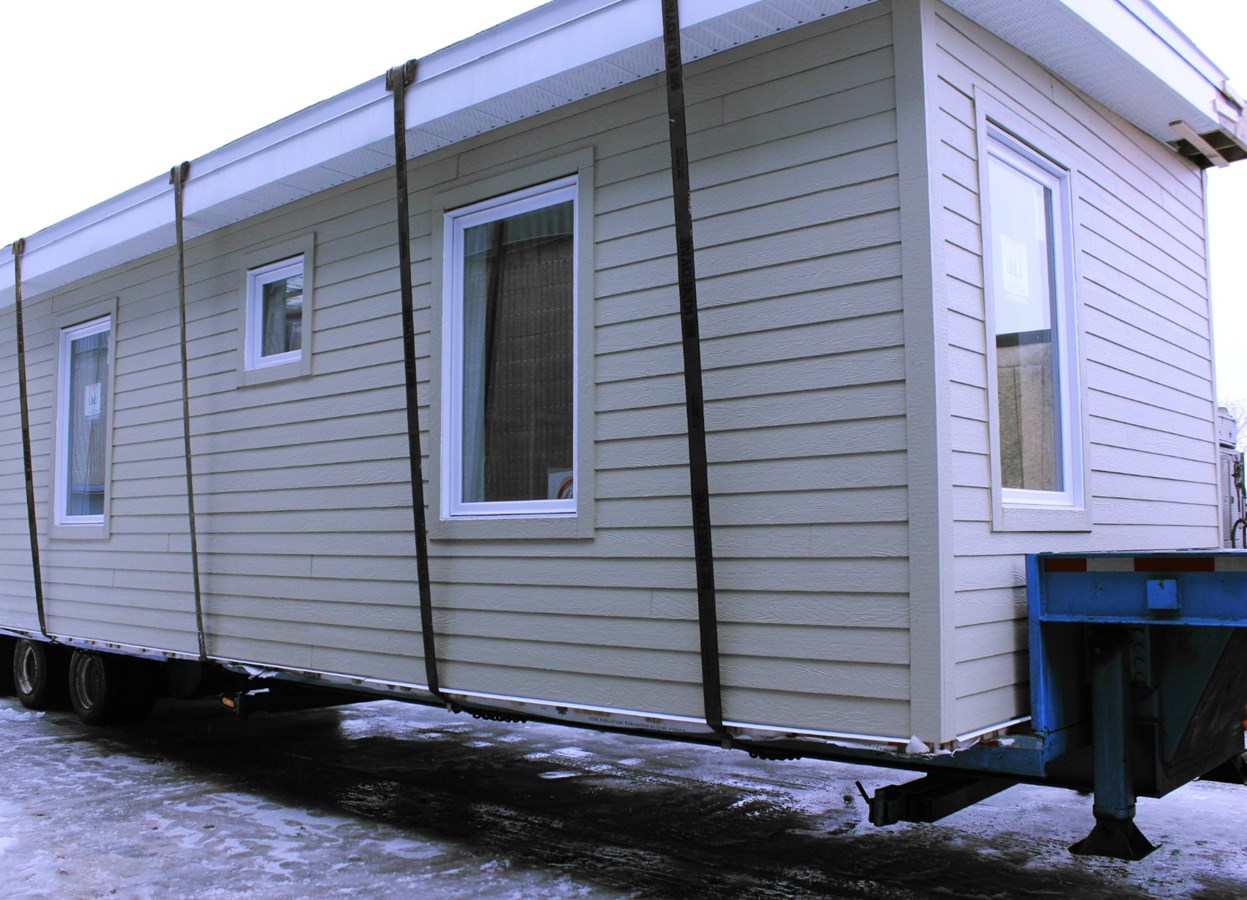 Les élèves du Centre de formation Le Chantier offre une maison  à la communauté Anishnabe du Lac-Simon