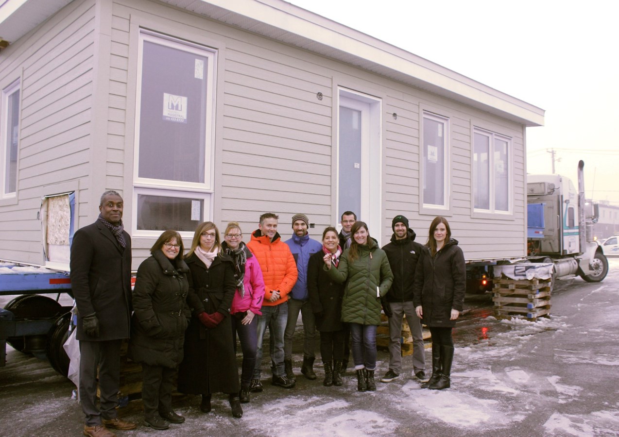 Les élèves du Centre de formation Le Chantier offre une maison  à la communauté Anishnabe du Lac-Simon