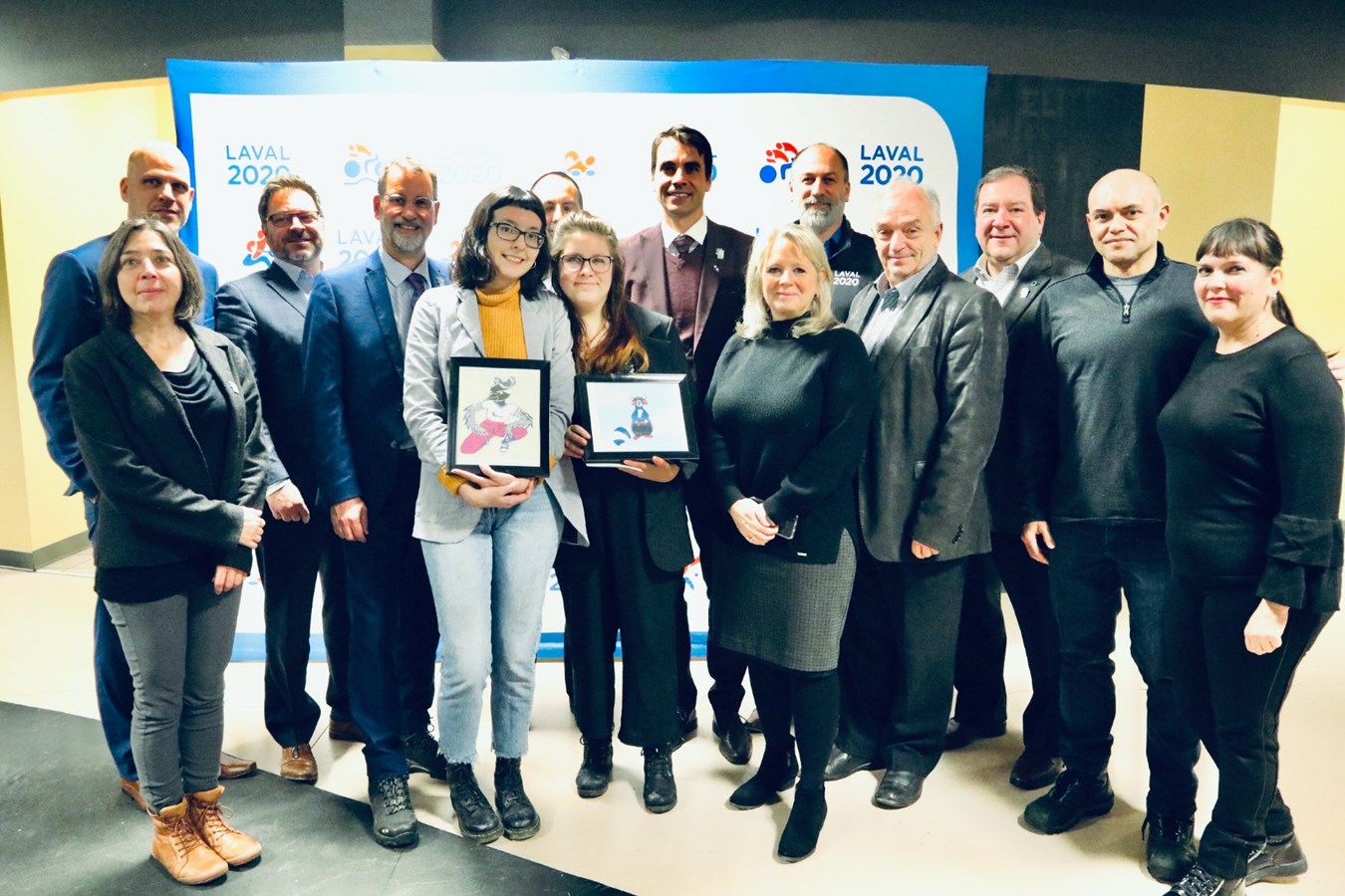 Les membres du conseil d’administration du COFJQ – Laval 2020 entourent les deux lauréates (1 er et 2 e prix).