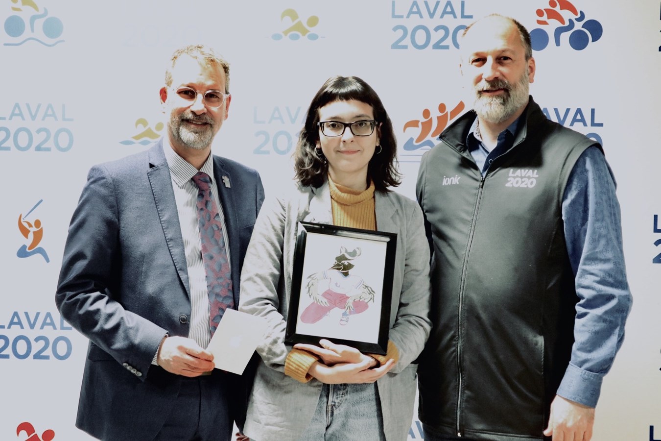 Yves Carignan, président du conseil d’administration du COFJQ – Laval 2020, la lauréate Fabiana Marin et Alain Deschamps, directeur général de SPORTSQUÉBEC.