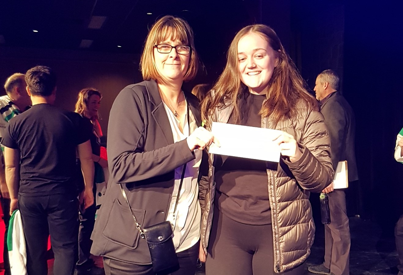 Madame Christine Laprise, directrice générale de la Fondation du Collège Montmorency, et madame Camille Racine Roche, boursière