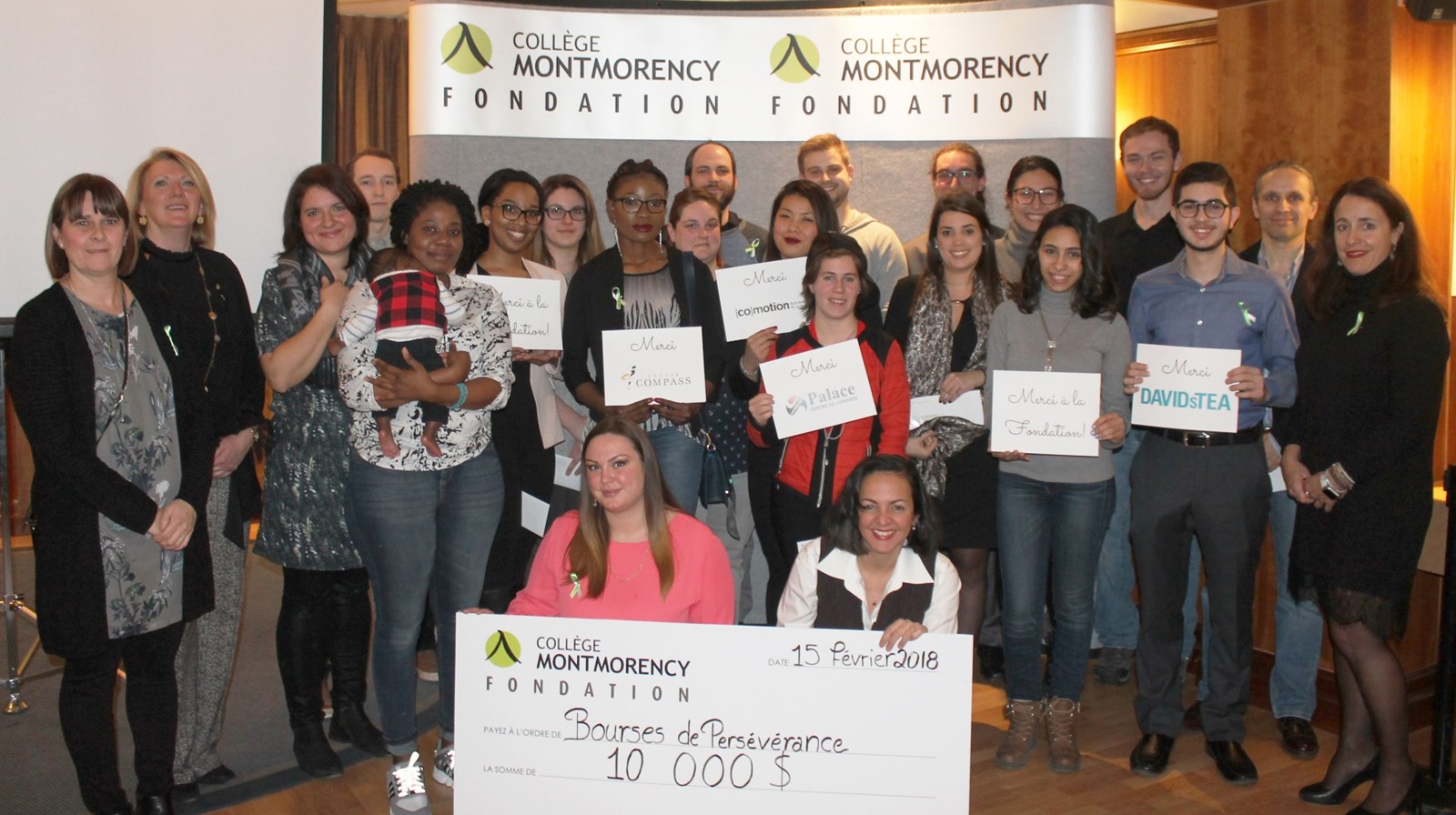 les lauréats de la cérémonie des bourses de persévérance, accompagnés de membres de la direction de la Fondation et du Collège.