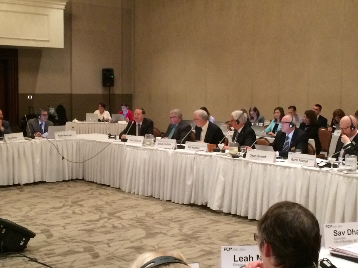 Marc Demers, maire de Laval en session de travail avec les membres du conseil d’administration de la FCM