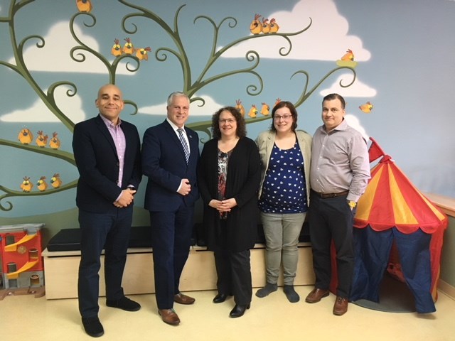 On reconnaît sur la photo (de gauche à droite), M. Christopher Skeete, candidat de la CAQ pour le comté de Sainte-Rose, M. François Paradis, député de Lévis, Mme Lysane Grégoire,
directrice générale de Mieux-Naître à Laval, une intervenante de l’organisme et M. Mauro Barone, candidat de la CAQ pour le comté de Mille-Îles.