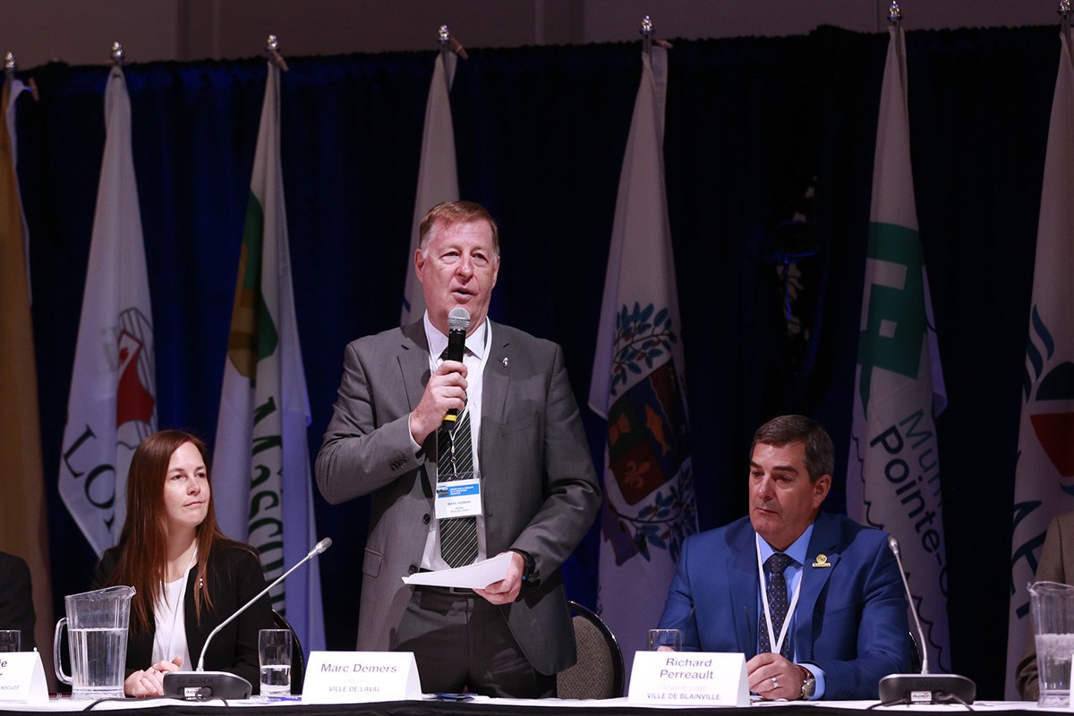 M. Demers, maire de Laval entouré de Virginie Dufour, membre du comité exécutif de la Ville de Laval et de Richard Perreault, maire de Blainville au Forum sur le mobilité et transport collectif.