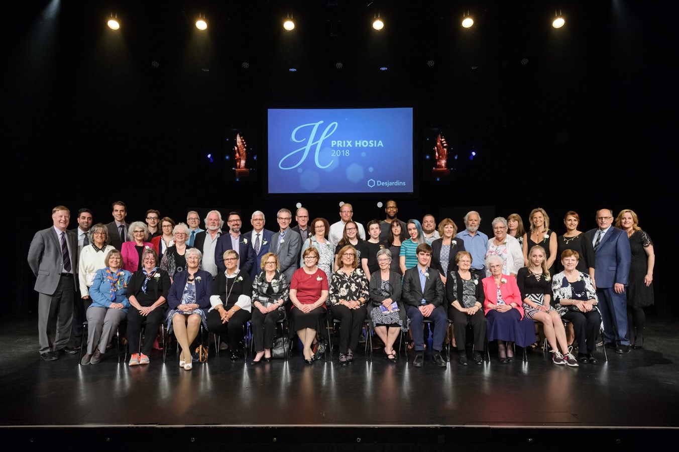 Les coprésidents d’honneur du gala des prix Hosia 2018, Marc Demers (maire de Laval) et
Jacques Thibault (président du conseil d’administration de la Caisse Desjardins Saint-Martin- de-
Laval) et la présidente du jury de sélection, Isabelle Laplante (directrice générale de la Caisse
Desjardins Saint-Martin- de-Laval) posent aux côtés des lauréats, de l’animatrice Élyse Marquis, ainsi que des élus municipaux.