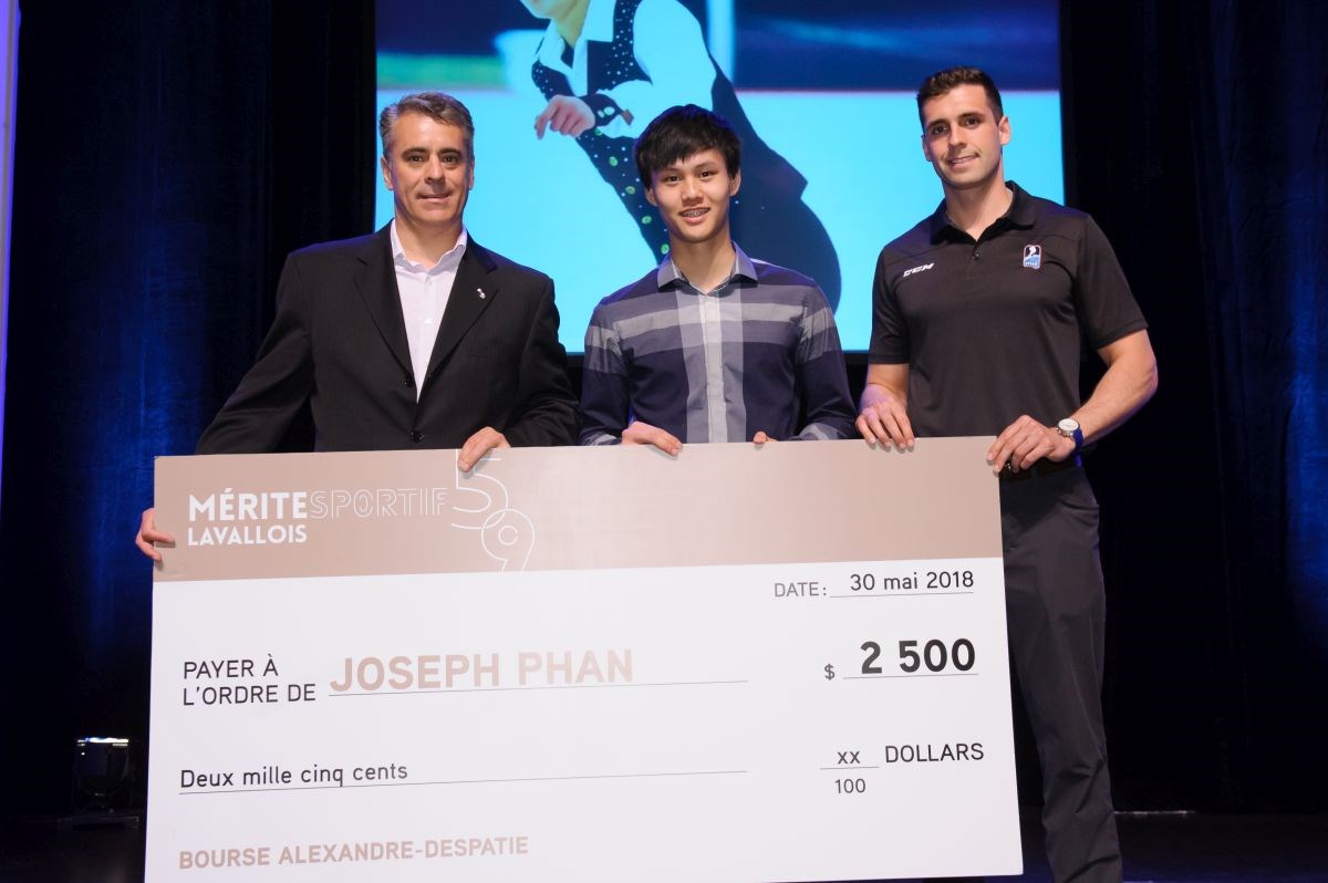 Le lauréat 2018 de la bourse Alexandre-Despatie est le patineur artistique Joseph Phan, qui représente l’un des plus beaux espoirs au pays dans sa discipline. Sur la photo, il est en
compagnie du représentant du maire, Michel Poissant, et de l’invité d’honneur de la soirée, l’arbitre professionnel Olivier Gouin.