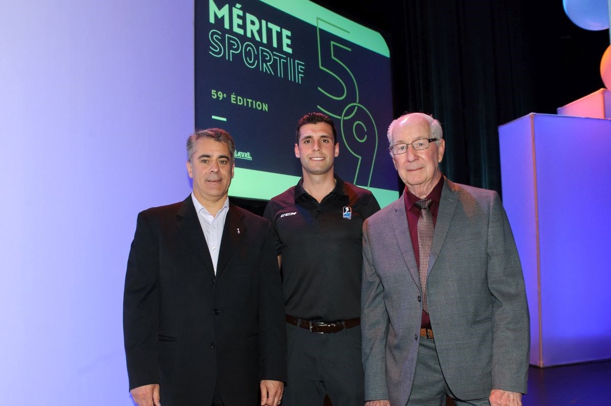 Les jeunes présents ont pu entendre un témoignage inspirant de l’invité d’honneur de la soirée,
Olivier Gouin, arbitre de la Ligue de hockey junior majeur du Québec (LHJMQ) et de la Ligue
américaine de hockey (LAH). Sur la photo, il est accompagné de Michel Poissant, représentant du maire, et de Pierre Gervais, président de Sports Laval.