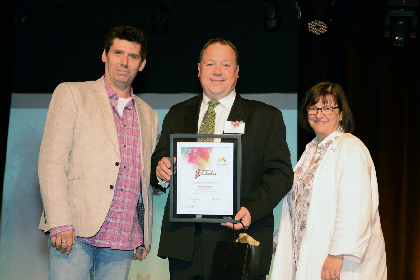 Sylvain Martel, président du comité de parents et Louise Lortie, présidente de la CSDL,
entourent Marc Patrick Roy Coup de cœur de l’année 2017-2018