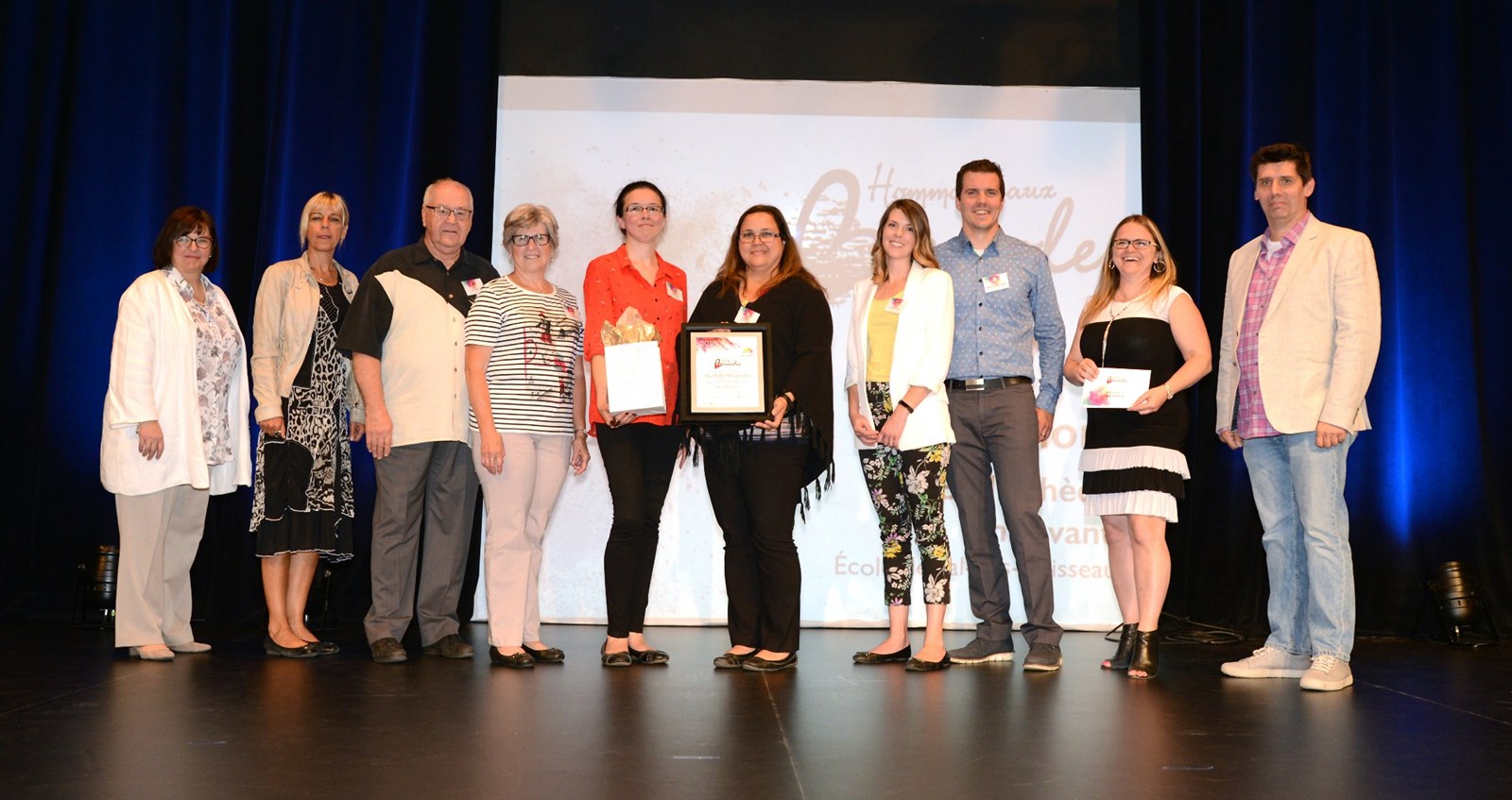 Le prix Projet innovateur a été remis à l’équipe de bénévoles de la Bibliothèque
innovante de l’école primaire de Val-des-Ruisseaux. Ils ont été félicités par Louise
Lortie, présidente de la CSDL, et de Sylvain Martel, président du comité de parents