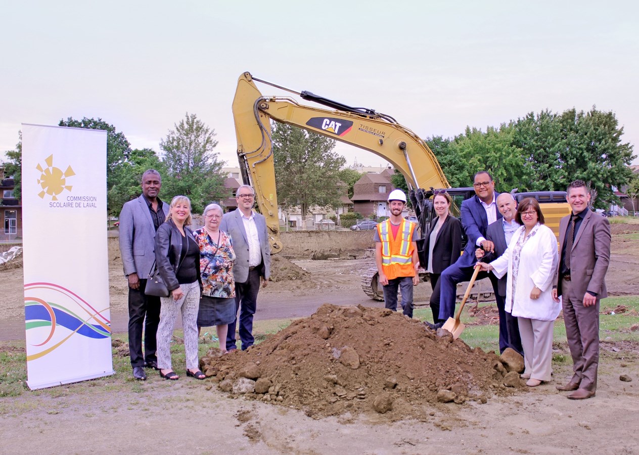 Yves Michel Volcy, directeur général de la CSDL, Céline Blanchette et Françoise
Charbonneau, commissaires à la CSDL, Dany Bergeron, de Birtz Bastien Beaudoin
Laforest/Bergeron Thouin, architectes en consortium, Émilien Pelletier-Hénault,
technicien en bâtiment de la CSDL, Maryse Laberge, de Birtz Bastien Beaudoin
Laforest/Bergeron Thouin, architectes en consortium, Saul Polo, député de Laval-
des-Rapides, Daniel Hébert, conseiller municipal de Marigot, Louise Lortie,
présidente de la CSDL et Luc-Olivier Herbert, commissaire à la CSDL.