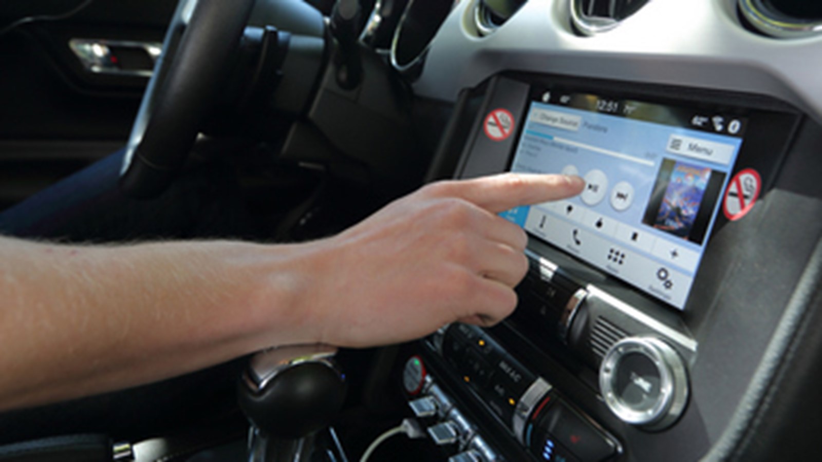Android Auto et Apple CarPlay plus sécuritaires selon CAA-Québec