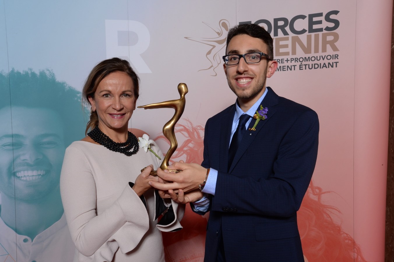 Mme Annie Talbot, membre du grand jury de Forces AVENIR, et Lahoud Touma, lauréat du trophée AVENIR dans la catégorie Personnalité par excellence.