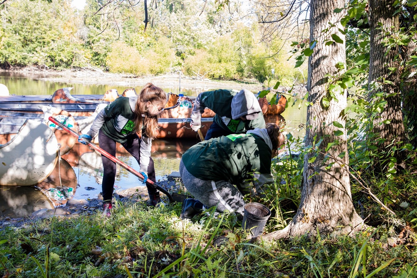 Près de 60 personnes réunies pour planter 300 arbres sur la Berge du Garrot
