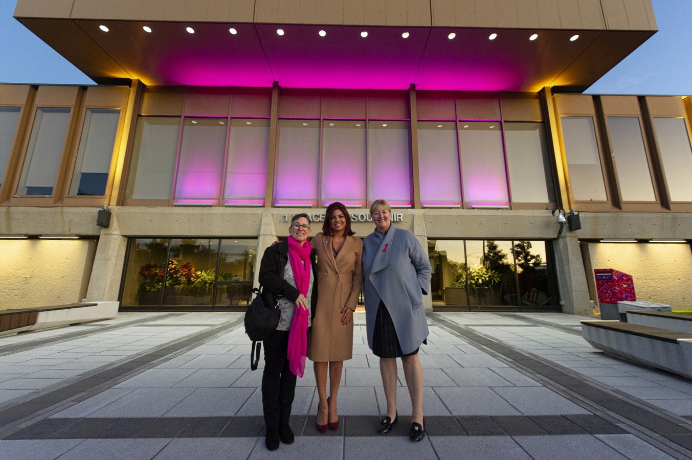 L'Hôtel de Ville de Laval tout de rose illuminé, en soutien au Mois de sensibilisation du cancer du sein