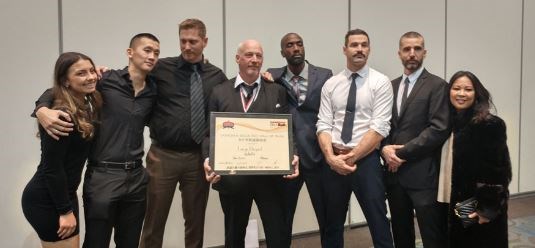 Lorne Bernard, au centre, en compagnie de son équipe d’instructeurs, lors de la soirée d’intronisation au Temple de la Renommée des Ceintures Noires du Canada.