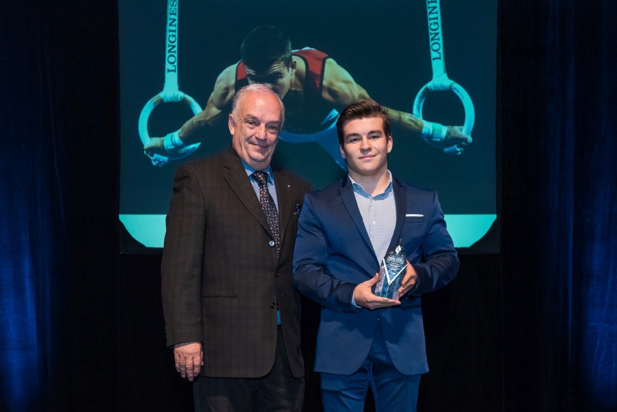 Le récipiendaire du prix Pierre-Marchand, le gymnaste William Émard, a reçu le trophée honorifique des mains de Pierre Marchand lui-même.