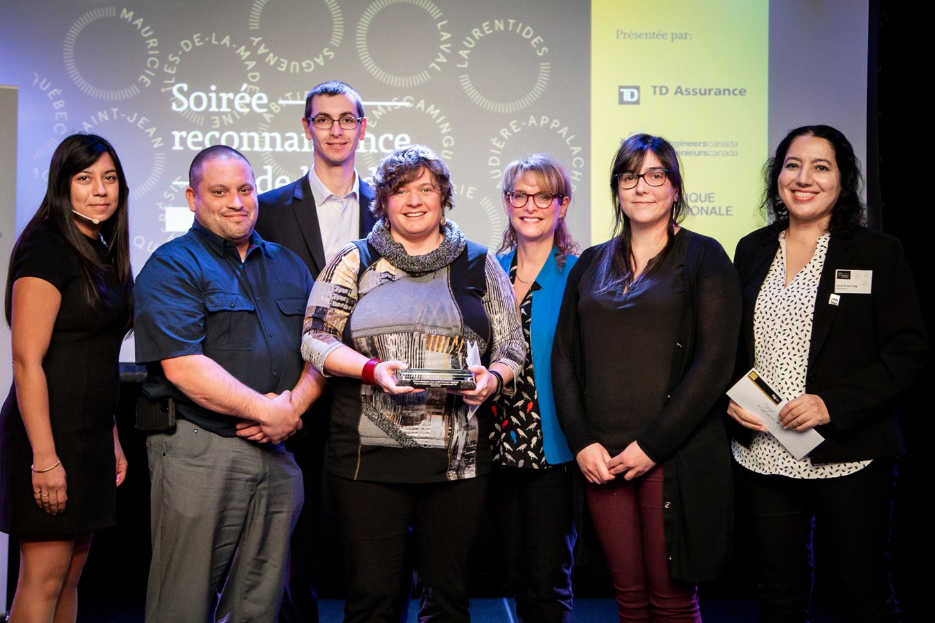 Mme Kathy Baig, ing., FIC, MBA, présidente de l’Ordre avec les lauréats de la Reconnaissance projet innovant régional, Mme Marie-Claude Larin, ing. et son équipe de la Ville de Laval, et enfin, Mme Najat Kamal, ing., présidente du comité régional Laval-Laurentides-Lanaudière.