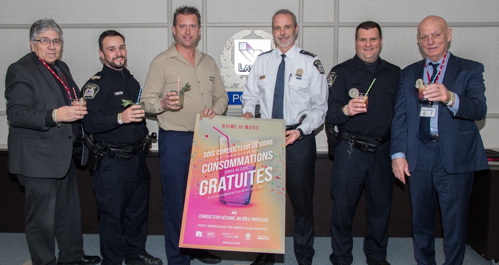 Sylvain Chevalier, assistant-directeur au service de police de Laval est accompagné de John Daklaras, de l'Union des tenanciers de bars du Québec (UTBQ), Jean-François Guérin, lieutenant, Steve Hamel de la Société d'assurance automobile du Québec, Frédéric St-Jacques, agent d'intervention communautaire et Peter Sergakis, président de l'UTBQ. Pour souligner ce lancement, tous ont dégusté des consommations alcoolisées.