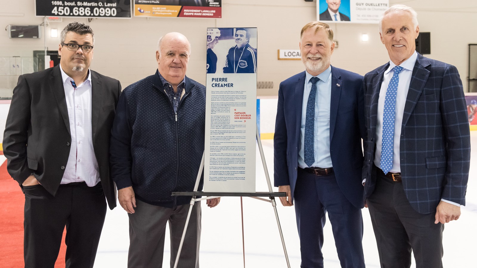 De gauche à droite : Justin Creamer, fils de Pierre Creamer, Pierre Creamer, Marc Demers, maire de Laval et Mike Bossy, ex-hockeyeur professionnel.