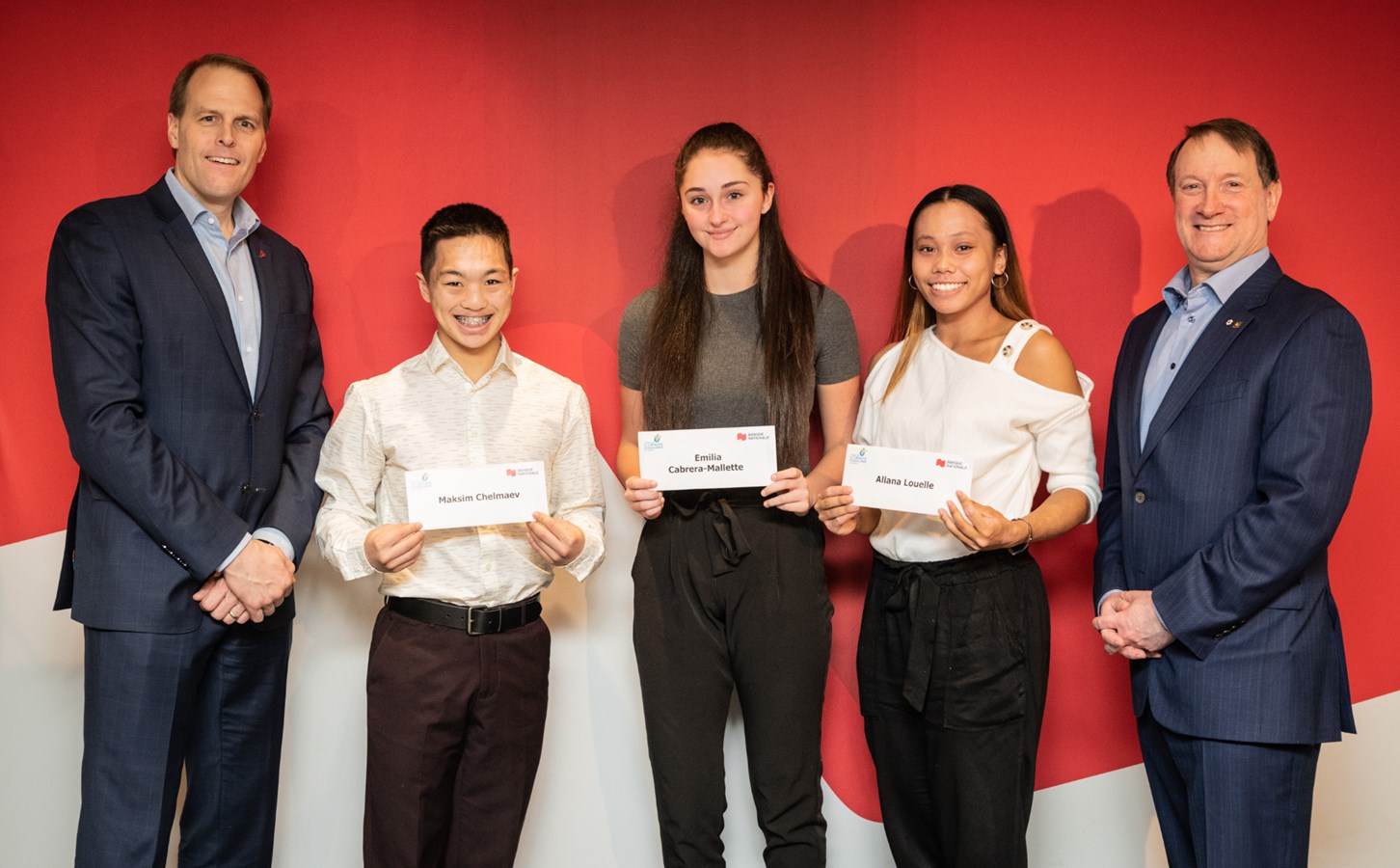 Maksim Chelmaev (Patinage artistique), Louella Allana, Emilia Cabrera-Mallette (Tennis de table) et Louella Allana (Basketball) sont accompagnés de MM. Louis Vachon, président et chef de la direction de la Banque Nationale, et Martin Lavigne, président de la Financière Banque Nationale, gestion du  patrimoine, et membre du conseil d’administration de la Fondation. Benjamin Nadon était absent lors de la remise.