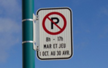 Le stationnement saisonnier permis des deux côtés de la rues pour les Fêtes