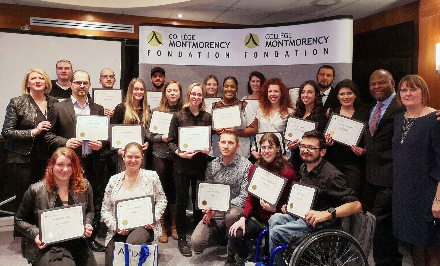 Les lauréats de la Cérémonie des bourses de persévérance, accompagnés de membres de la direction de la Fondation et du Collège.