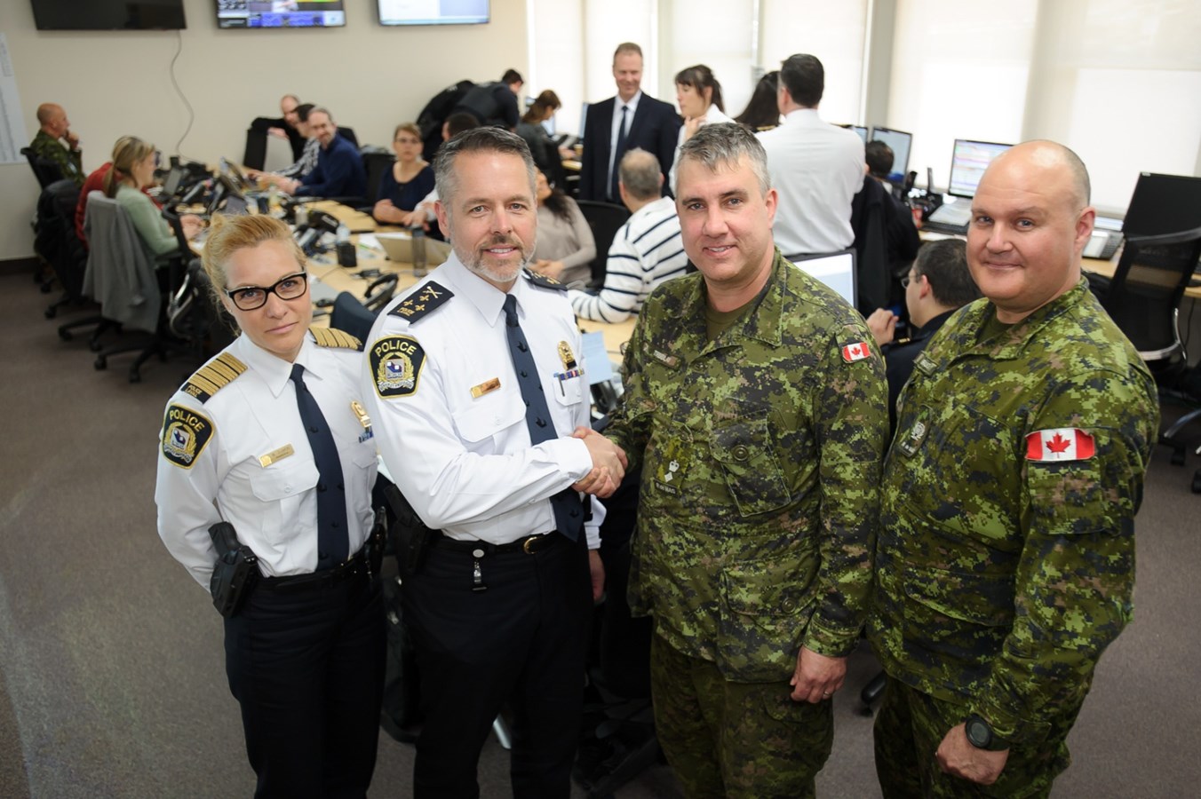 L'armée visit le Centre de coordination des mesures d’urgence de la Ville de Laval