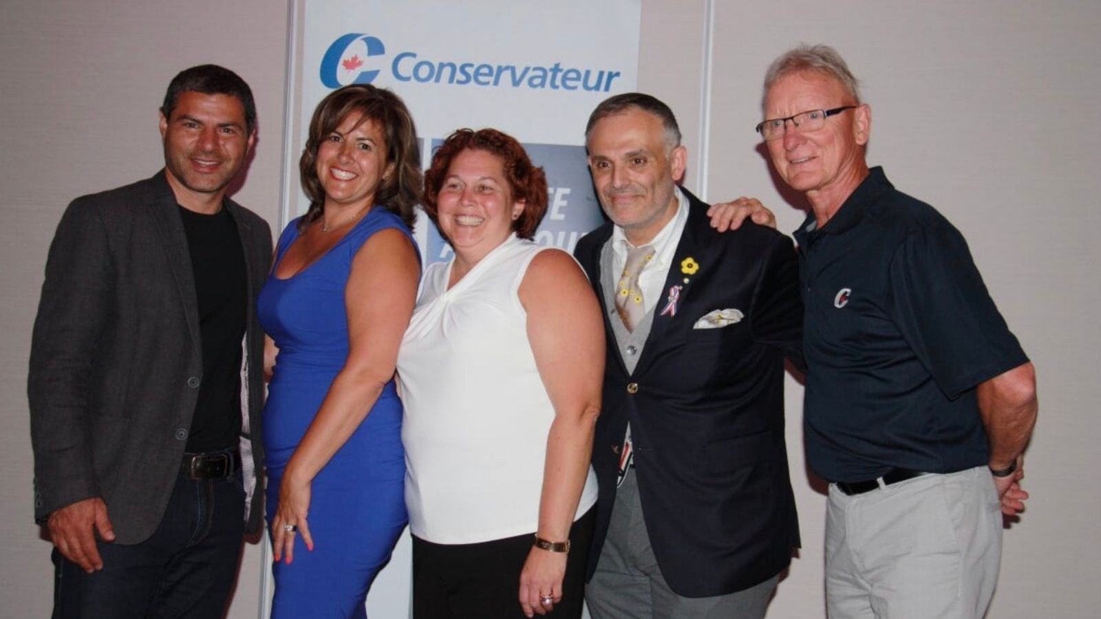 Sur la photo : Alain Rayes, lieutenant du Québec pour le Parti conservateur du Canada, Sonia Baudelot, candidate dans Marc-Aurèle-Fortin, Josyanne Forest, mairesse de Saint-Jacques, Vincent Guzzo et le sénateur Pierre-Hugues Boisvenu.