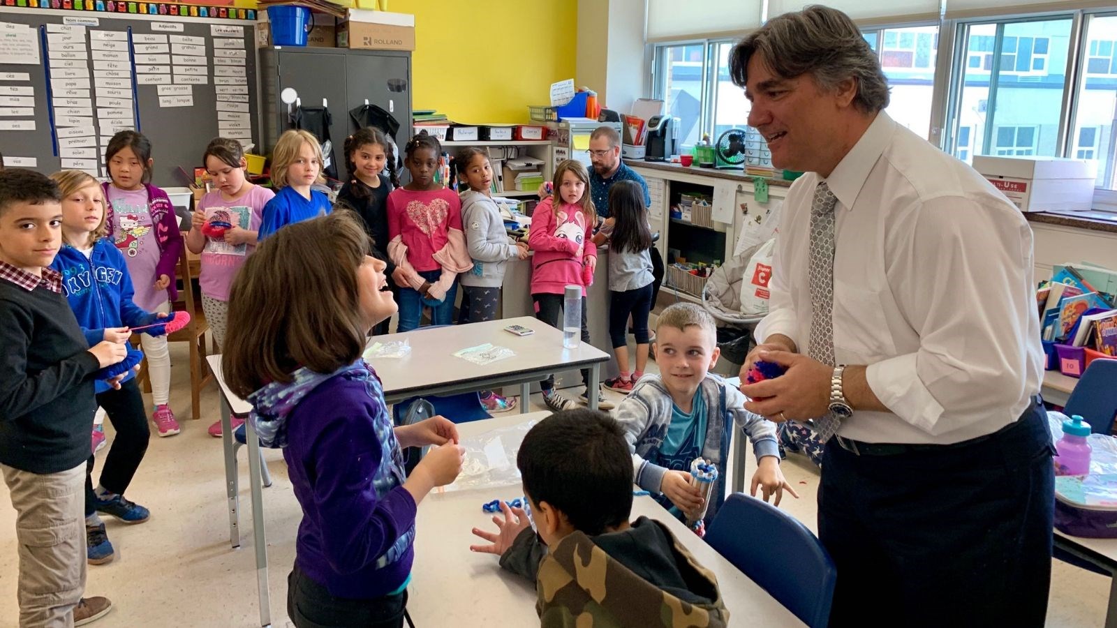Le député Angelo Iacono en pleine discussion avec les élèves de l’École primaire Eurêka.