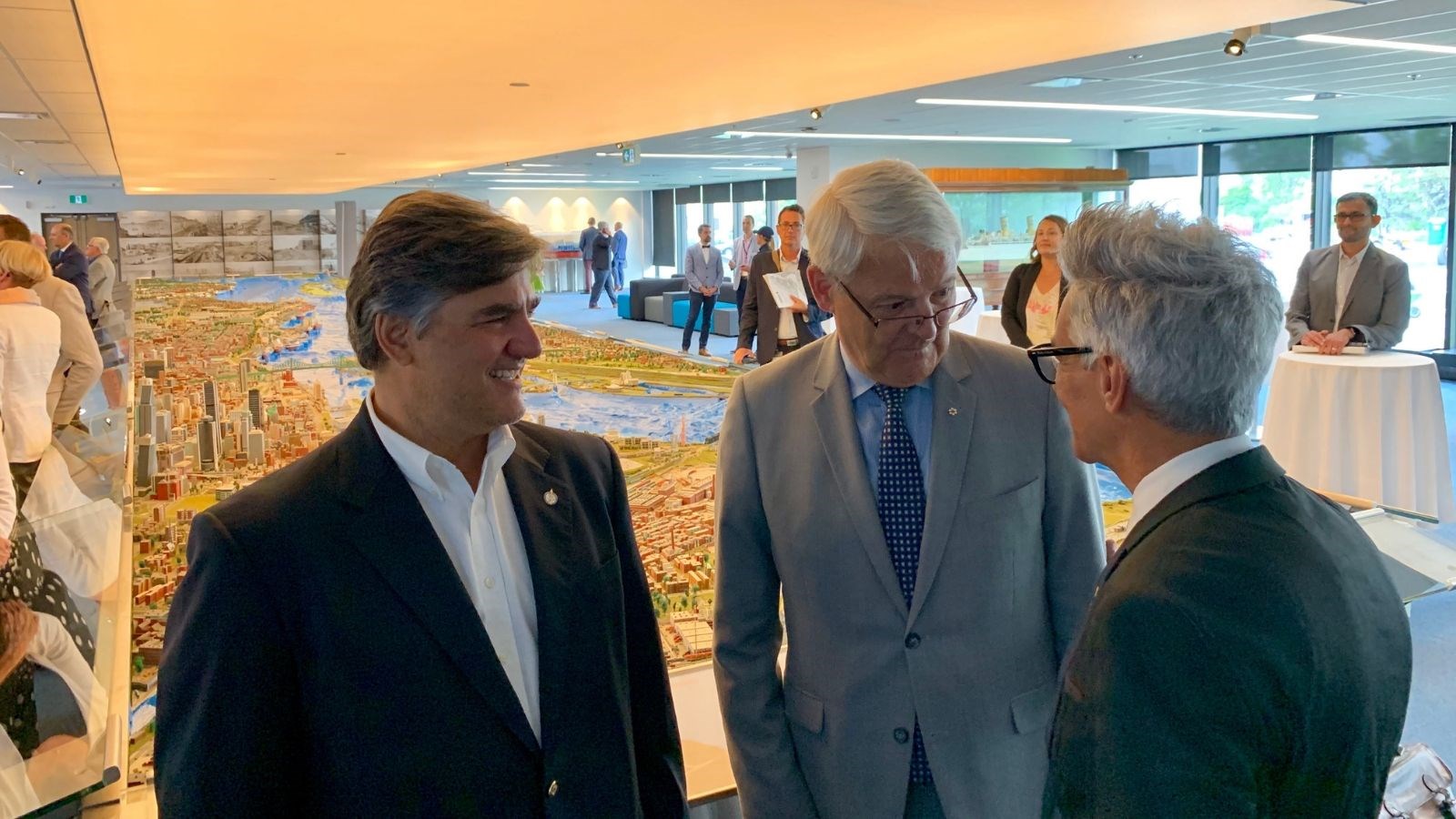 Le député Angelo Iacono et le ministre des Transports, Marc Garneau, lors de l’annonce qui s’est déroulé au Port de Montréal.