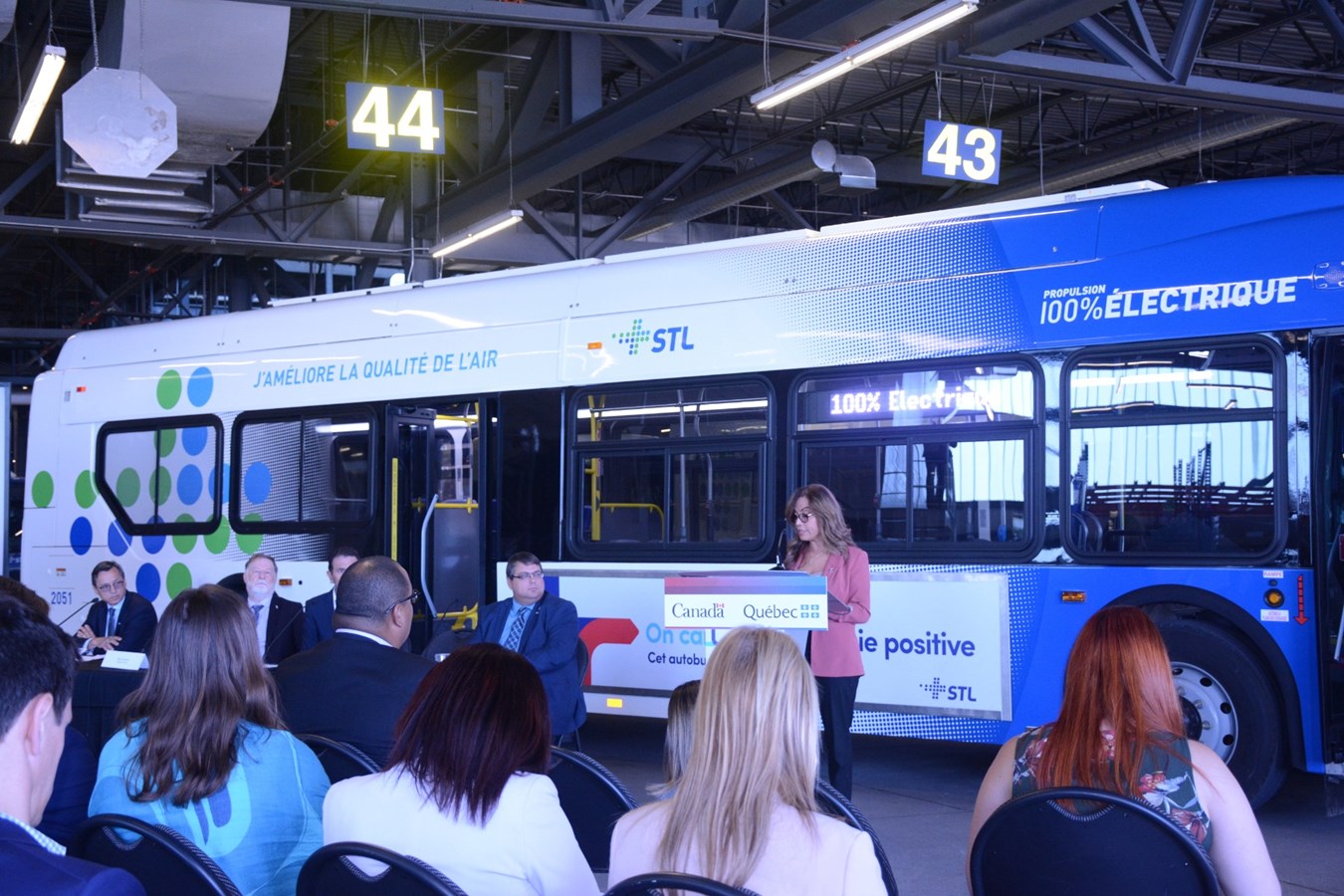 La STL dévoile le premier autobus électrique urbain d’une autonomie de 250 km au Québec 