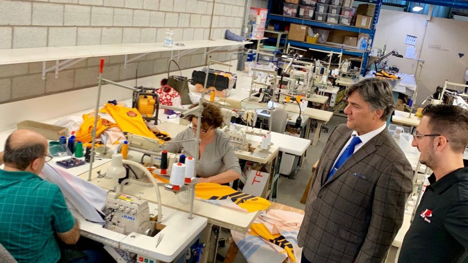 Angelo Iacono en visite dans une entreprise du secteur textile de sa circonscription.