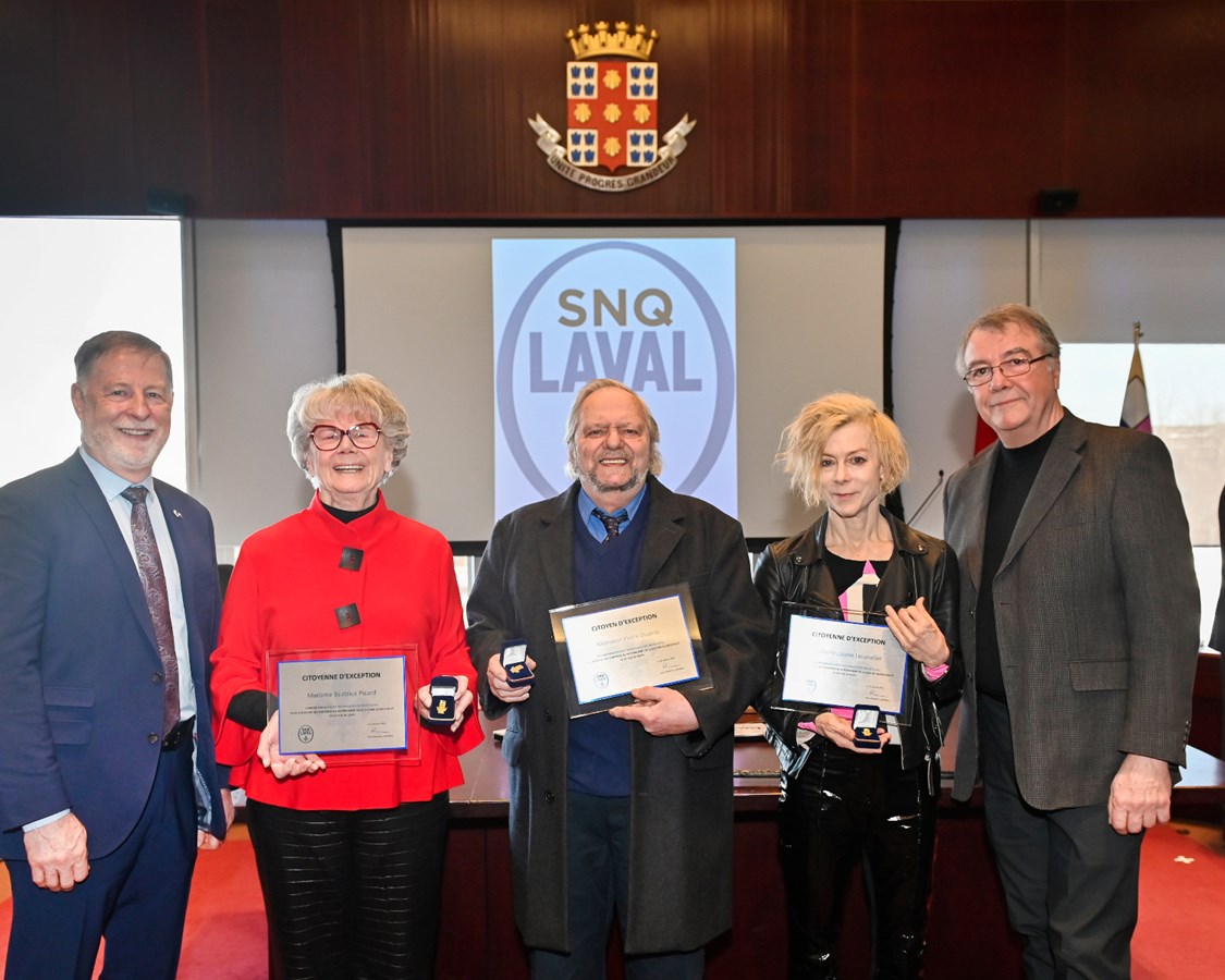 De gauche à droite: Marc Demers, maire de Laval, la comédienne Béatrice Picard, le sculpteur et dessinateur Pierre Dupras, la danseuse et chorégraphe Louise Lecavalier, Jean Desautels, président de la SNQL.