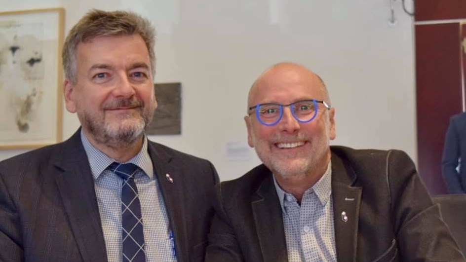 Claude Larochelle, conseiller de Fabreville et Michel Trottier, conseiller de Marc-Aurèle-Fortin, tous deux issus de l'opposition officielle, ont réagi aux demandes de financement de Marc Demers par rapport, entre autres, au Complexe aquatique et à la Grande bibliothèque, des projets qui selon eux sont "concentrés dans le centre de Laval".