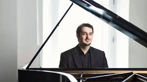 Samedi, Charles Richard-Hamelin offrira deux concertos dans la même journée. Le pianiste est lauréat du deuxième prix (médaille d'argent) au XVIIe Concours international de piano Frédéric-Chopin.