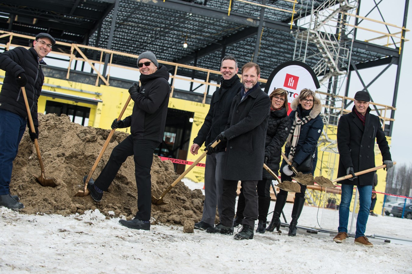 Première pelletée de terre du complexe commercial 440