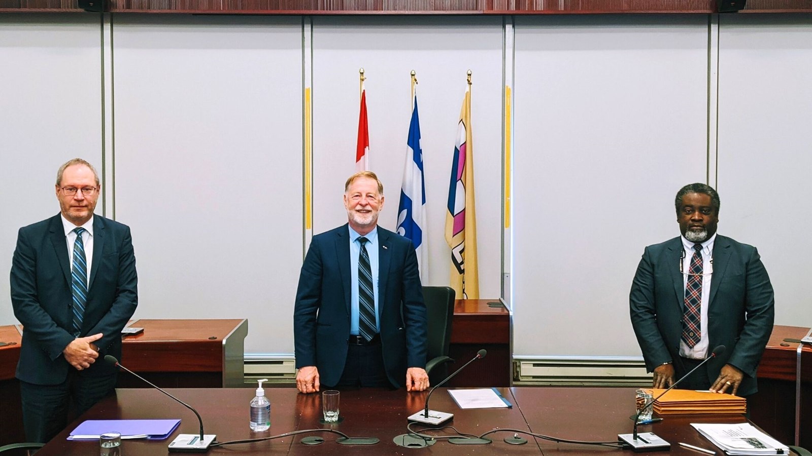 De gauche à droite: Pierre Beaudet, directeur du Service des finances et trésorier, Marc Demers, maire de la Ville de Laval et Jacques A. Ulysse. directeur général.