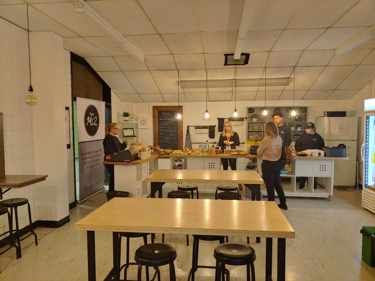 Lors du lancement de l'Espace MC2, un projet entièrement géré par les élèves de secondaire de la production des aliments à la mise en marché.