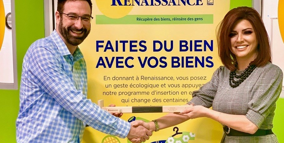 Éric St-Arnaud remet le trophée Défi Renaissance à Sandra El-Helou.