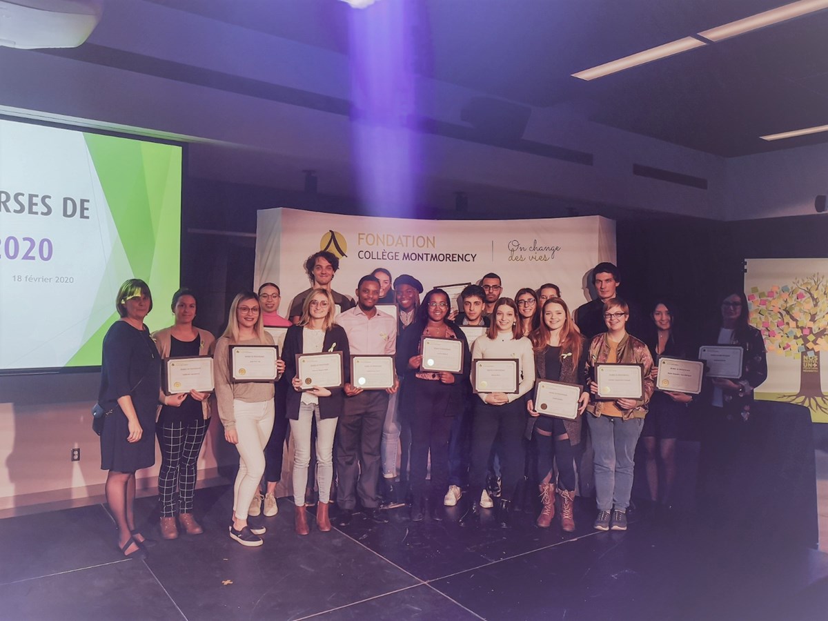 Les lauréats de la Cérémonie des bourses de persévérance, accompagnés de la directrice générale de la Fondation du Collège Montmorency.