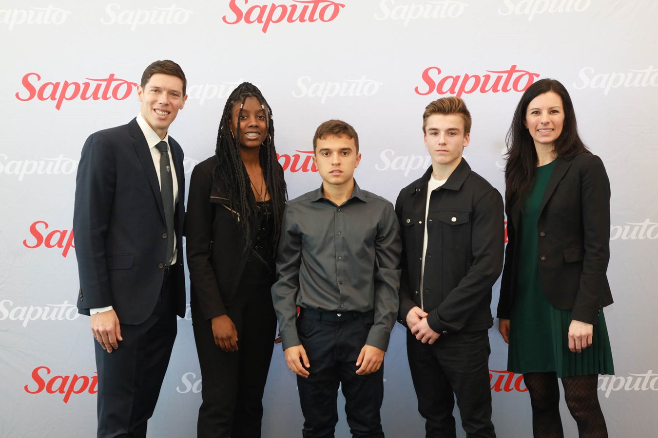 Audrey Chelsie François, Matthew Catavolo et Félix Dolci, entourés de Patrick Leduc, directeur administratif des opérations soccer de l'Impact et de Stéphanie Roy, conseillère principale, relations communautaires chez Saputo.