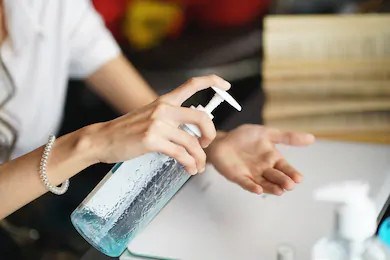 Le laboratoire Dr Renaud fait un don de crème à mains au personnel du CIUSS