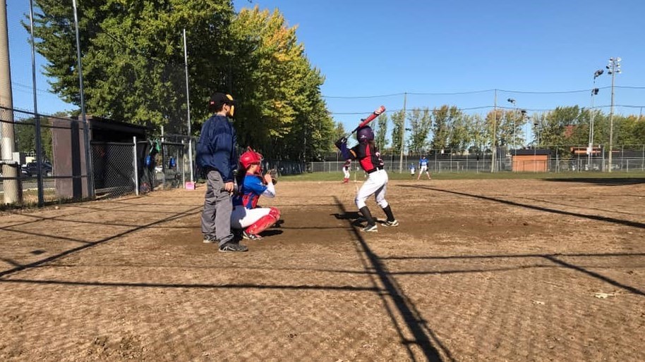 Chaque équipe comptera au maximum trois entraîneurs et Madame Net ou Monsieur Net. Les équipes fourniront leurs propres balles en défensive.