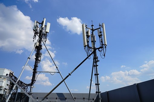 Au mois d’avril, plusieurs tours cellulaires ont été incendiées à Laval et dans les Laurentides. Alors que des entreprises désirent amorcer l’implantation de la technologie 5G au Québec, la sécurité des équipements doit être assurée pour éviter d’autres événements malheureux, selon David De Cotis.