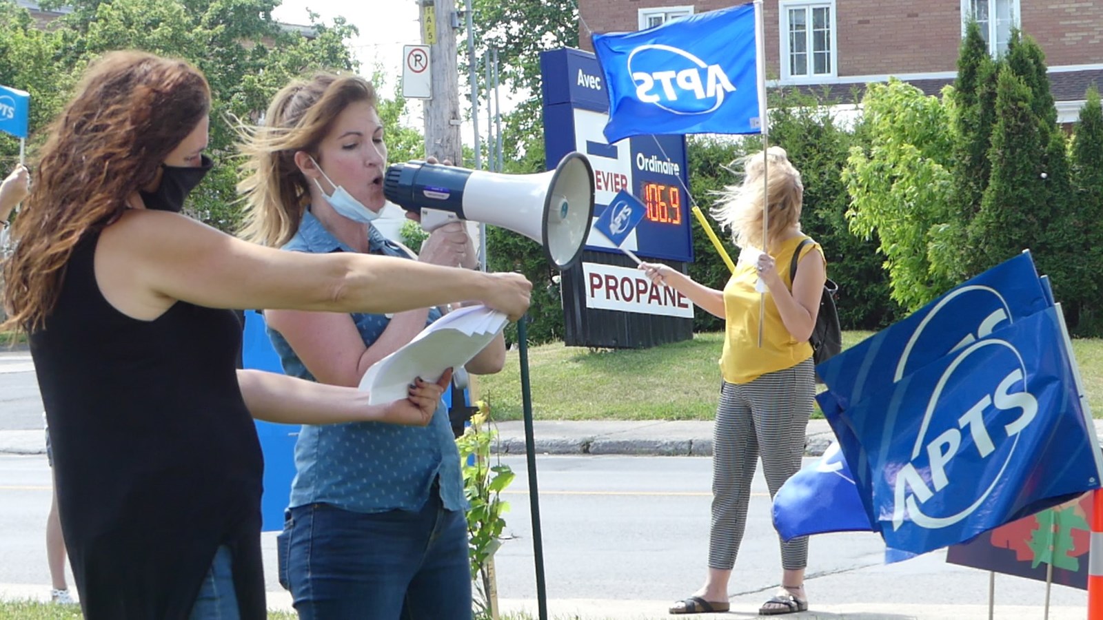 Une grande manifestation intersyndicale s'est tenue vendredi devant le Centre de réadaptation montérégien à Vaudreuil-Dorion. L’APTS insiste pour que des mesures de protection appropriées soient mises en œuvre. Une manifestation similaire aura lieu demain à Laval, devant l'Hôpital Cité-de-la-Santé.