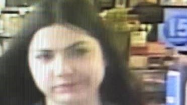 Une fois les colis livrés au bureau de poste, la suspecte se serait présentée au comptoir afin de les récupérer, avec une fausse pièce d’identité.