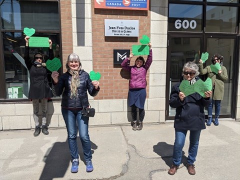 Les "Mères au front" se définit commeun Mouvement pancanadien décentralisé et diversifié qui rassemble des mères et grands-mères propulsées par le désir profond d’agir sur différents fronts pour protéger l’avenir de leurs enfants et la vie sur terre face à l’urgence climatique.