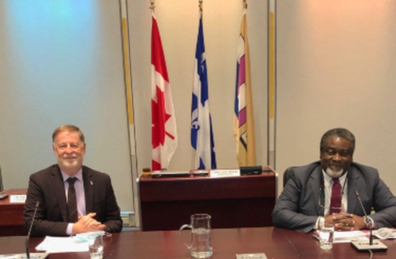 Le maire Marc Demers et Jacques A. Ulysse, directeur général de la Ville de Laval, lors de leur présentation des objectifs fixés pour atteindre un "regard nouveau" sur les relations toutes ses institutions entretient avec la diversité ethnoculturelle.