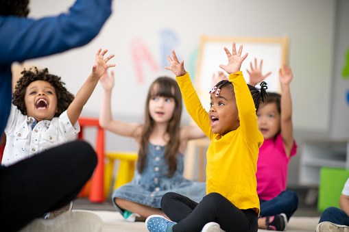 De nombreuses activités de préparation et d’accueil, qui, en temps normal, aident les enfants à se familiariser avec la maternelle, ont dû être annulées, laissant de nombreuses familles inquiètes et anxieuses face à la transition que vivra leur enfant à la rentrée.